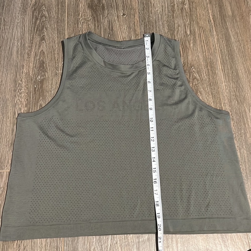Lululemon Swiftly Breathe Crop Tank
Los Angeles / Grey Sage Size 10 - Picture 10 of 13